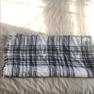 🛍 Black and white blanket scarf